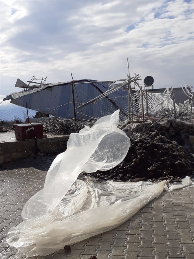 Mersin'de fırtına cami çatısını uçurdu
