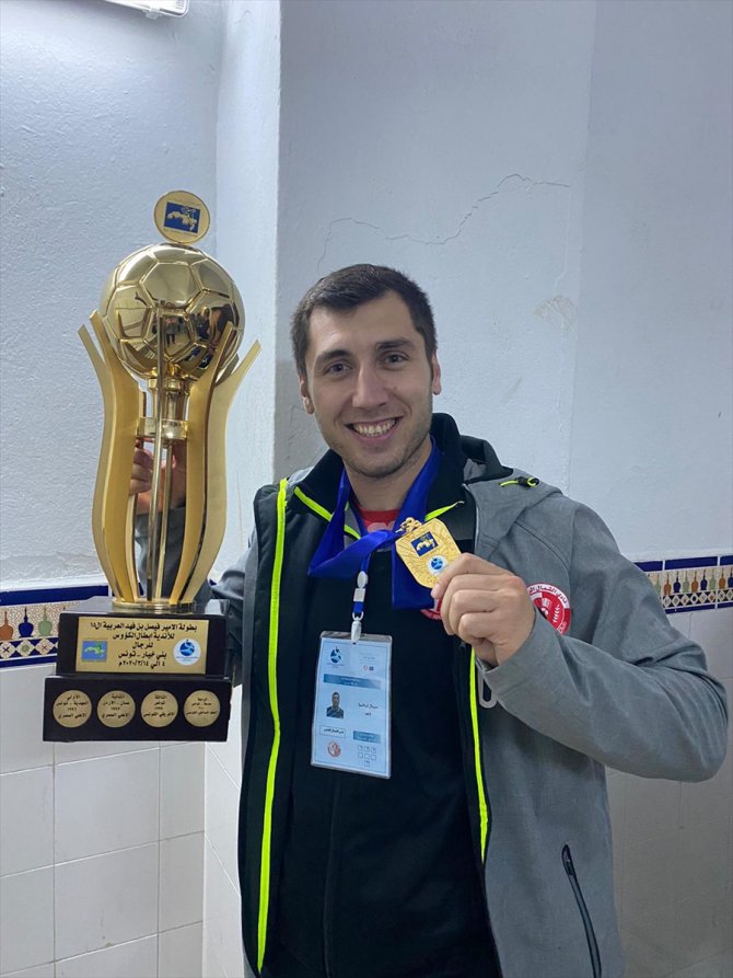 Türk hentbolcu Katar'da takımıyla şampiyonluğa ulaştı