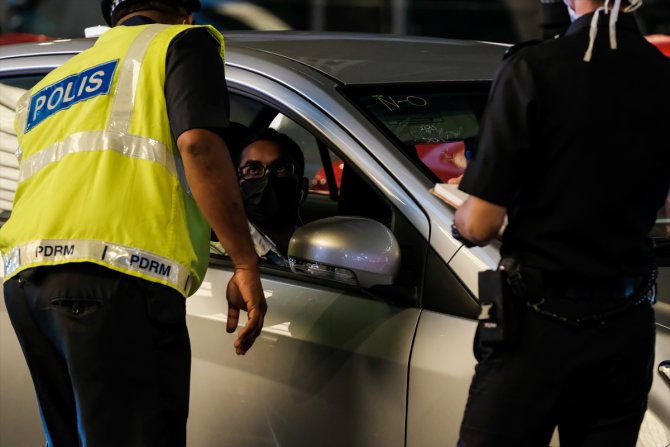 Malezya'da "günlük faaliyetleri kısıtlama" uygulamasına polis takibi