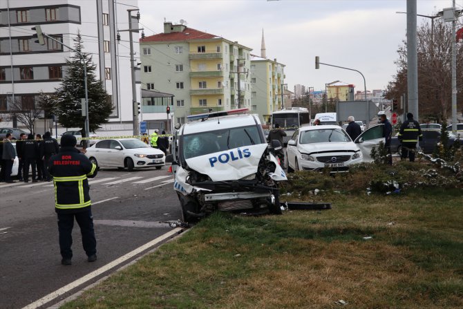 Niğde'de polis aracı ile otomobil çarpıştı: 5 yaralı