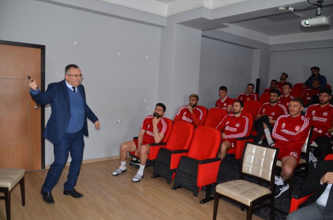 Sivasspor'da futbolcular ve kulüp çalışanları koronavirüse karşı bilgilendirildi