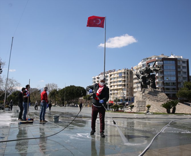 Antalya'da taraftar grubu meydanı temizledi, anıt alanına dezenfeksiyon işlemi uyguladı