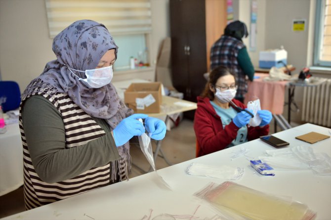 Bursa'da kadın kooperatifi maske üretimine başladı