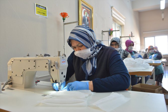 Bursa'da kadın kooperatifi maske üretimine başladı
