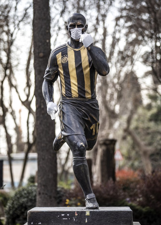 Fenerbahçeliler, Kovid-19'a Alex heykeline maske ve eldiven takarak dikkati çekti