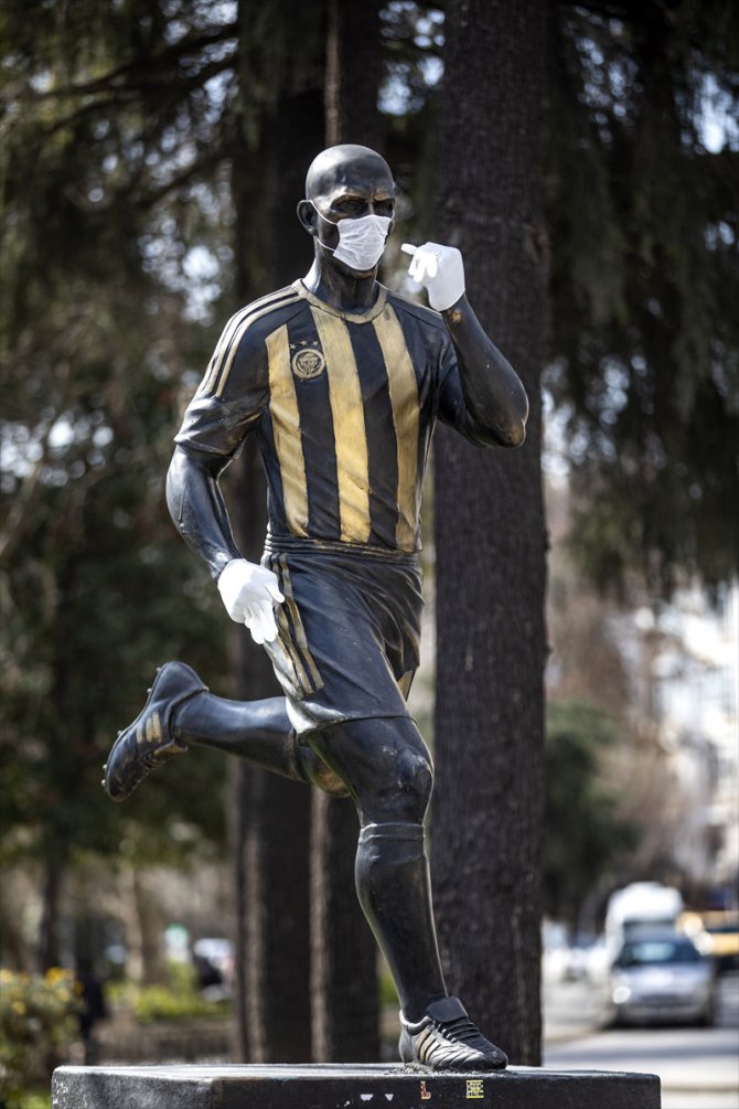 Fenerbahçeliler, Kovid-19'a Alex heykeline maske ve eldiven takarak dikkati çekti