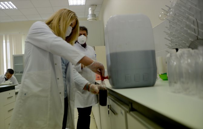 Kilis 7 Aralık Üniversitesinde dezenfektan üretimine başlandı