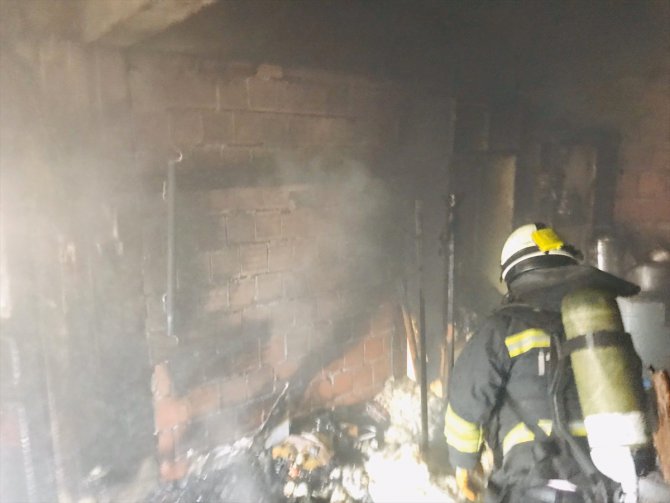 Apartmanın kazan dairesinde çıkan yangında bir kişi dumandan etkilendi