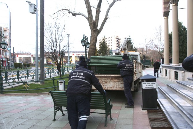 Eskişehir'de Kovid-19 önlemleri kapsamında banklar kaldırıldı