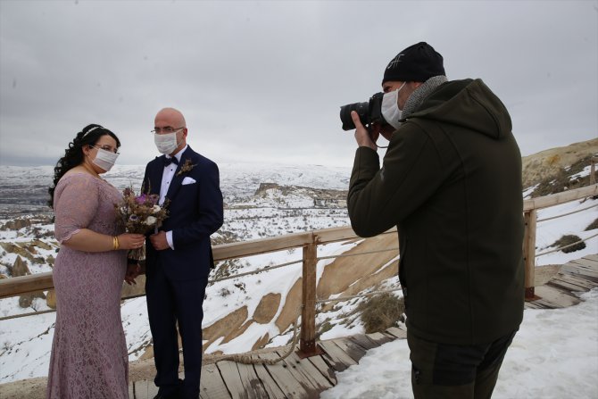 Kapadokya'da düğün fotoğrafı çektiren gelin-damattan maskeli önlem