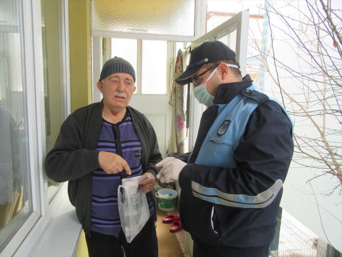 Afyonkarahisar'da zabıta ekipleri 65 yaş üstü bireylerin alışverişini yapıyor