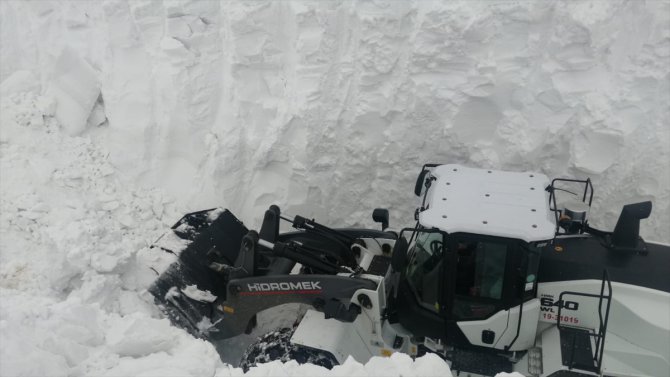 Hakkari'de kar kalınlığının 10 metreyi bulduğu bölgede ekiplerin zorlu mesaisi