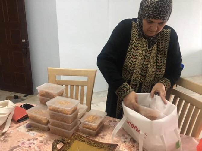 Malezya'daki mültecilerden görev başındaki sağlık çalışanlarına yemek yardımı