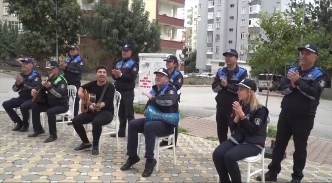 Adana'da zabıta ekipleri evinden çıkamayan vatandaşlara müzikle moral verdi
