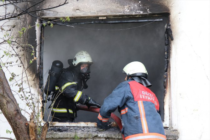 Düzce'de çıkan yangında 2 katlı evde hasar oluştu