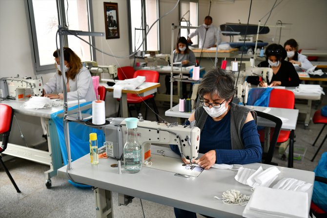 İzmir'de belediyenin meslek fabrikasında maske üretimine başlandı