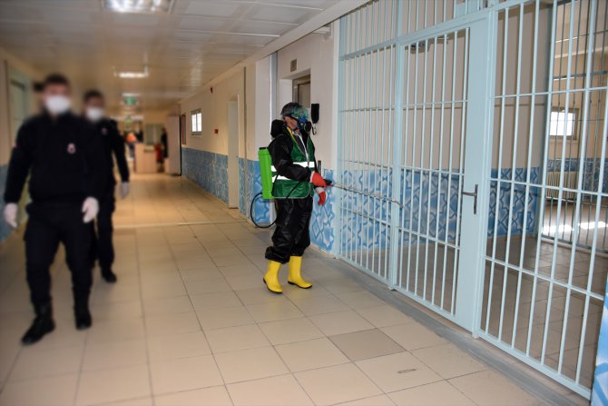 Kayseri'de cezaevi koronavirüs tedbirleri kapsamında dezenfekte edildi