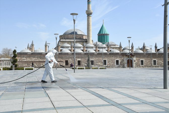 Konya'da koronavirüsle mücadelede dezenfeksiyon çalışmaları sürüyor
