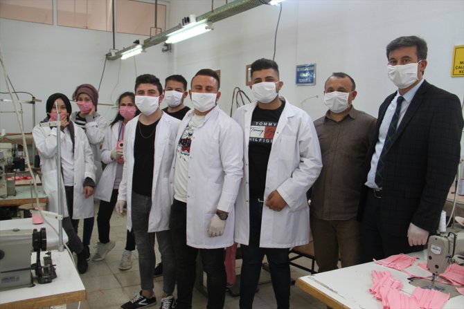 Konya'da öğretmen ve öğrenciler yıkanabilir koruyucu maske üretiyor