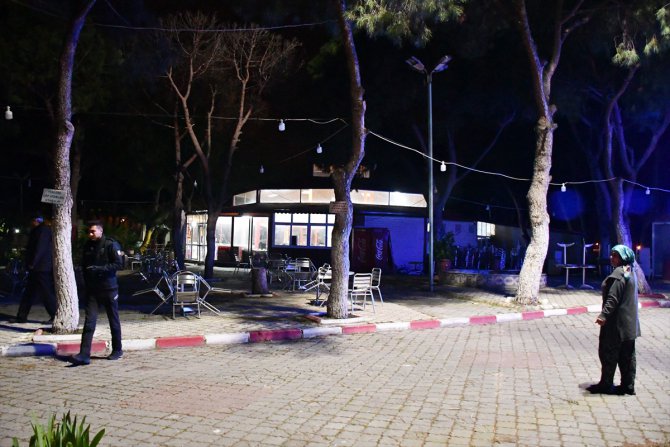 Manisa'da, kapalı olan kafeteryaya giden 2 kişi, kendilerini uyaran görevliyi bıçakladı