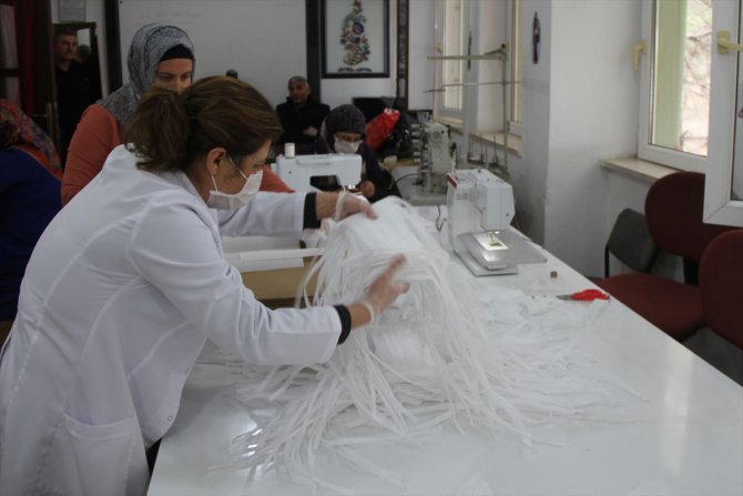 Samsun'daki halk eğitim merkezlerinde sağlık kuruluşları için maske üretiliyor