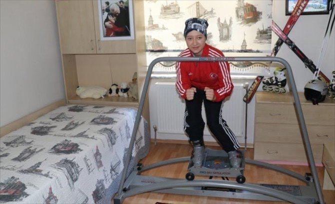 Antrenmanlarını evinde yapan milli kayakçı Ayşe Kader Yavuz'dan "evde kalın" çağrısı