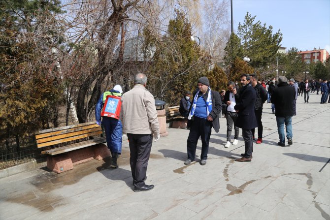 Erzurumlu piyade er Duruk'un cenaze töreninde maskeli koronavirüs önlemi