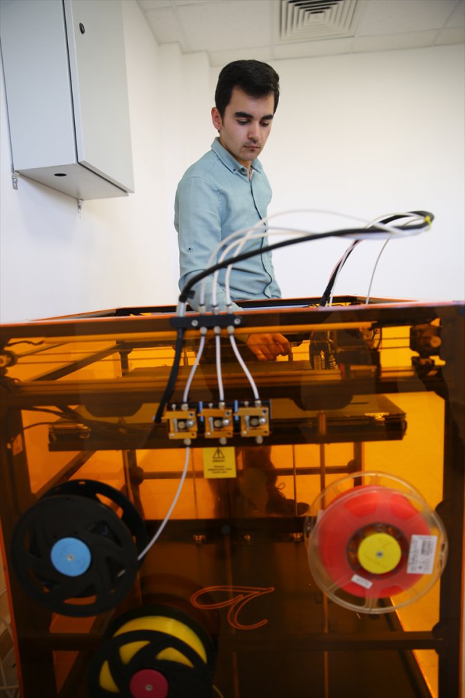 Nevşehir Hacı Bektaş Veli Üniversitesinde 3D yazıcıyla yüz siperliği üretimi başladı