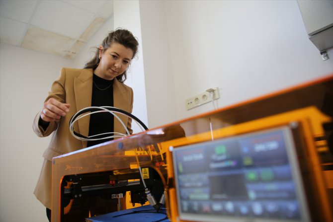 Nevşehir Hacı Bektaş Veli Üniversitesinde 3D yazıcıyla yüz siperliği üretimi başladı