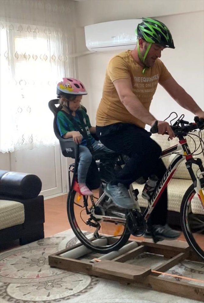 Rizeli baba sahilde gezmek isteyen kızı için bisiklet keyfini eve taşıdı