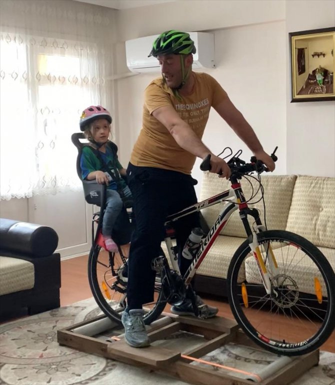 Rizeli baba sahilde gezmek isteyen kızı için bisiklet keyfini eve taşıdı