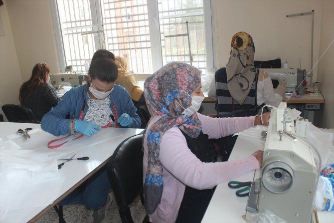 Şanlıurfa'da kadınlardan koronavirüse karşı maske üretimine destek
