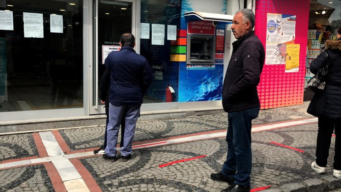 Edirne'de banka ve PTT şubeleri koronavirüs tedbirlerini artırdı