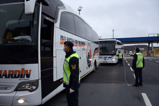 İstanbul'da jandarmadan yolcu otobüslerinde koronavirüs denetimi