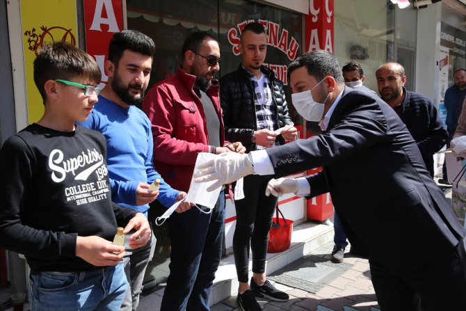 Nevşehir Belediye Başkanı Rasim Arı, vatandaşlara maske ve kolonya dağıttı