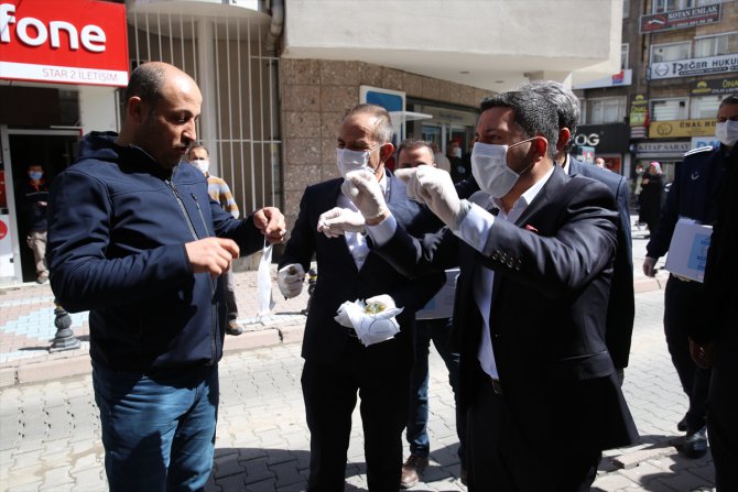Nevşehir Belediye Başkanı Rasim Arı, vatandaşlara maske ve kolonya dağıttı