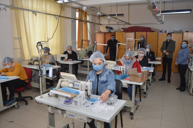 Tekirdağ'da lise öğrencileri sağlıkçılar için maske üretiyor