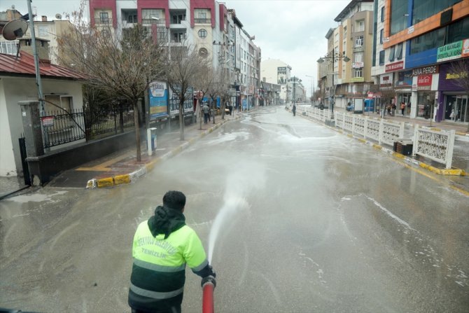 Van'da caddeler köpüklü su ve dezenfektanla yıkandı