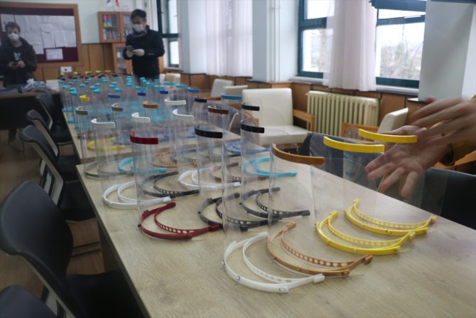 Yalova'da öğretmenler okullardaki 3D yazıcıları evlerine götürüp siper maske üretti