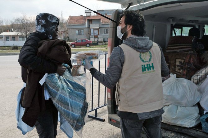İHH'dan Edirne sınırında bekleyen sığınmacılara insani yardım