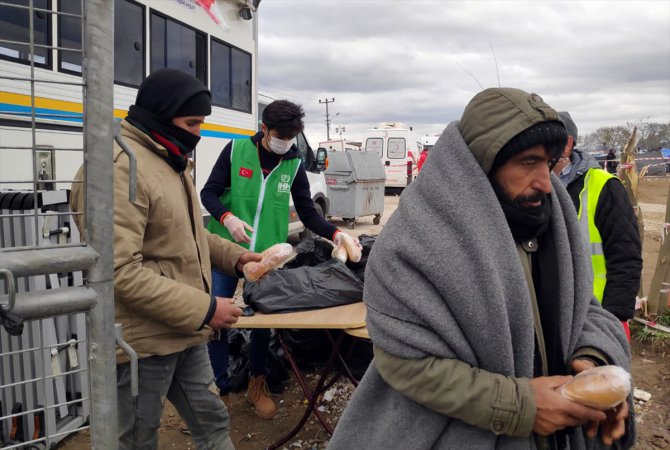 İHH'dan Edirne sınırında bekleyen sığınmacılara insani yardım