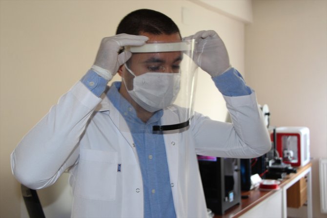 Şırnak'ta gençlerden ve öğretmenlerden sağlık çalışanları için siperlikli maske üretimi