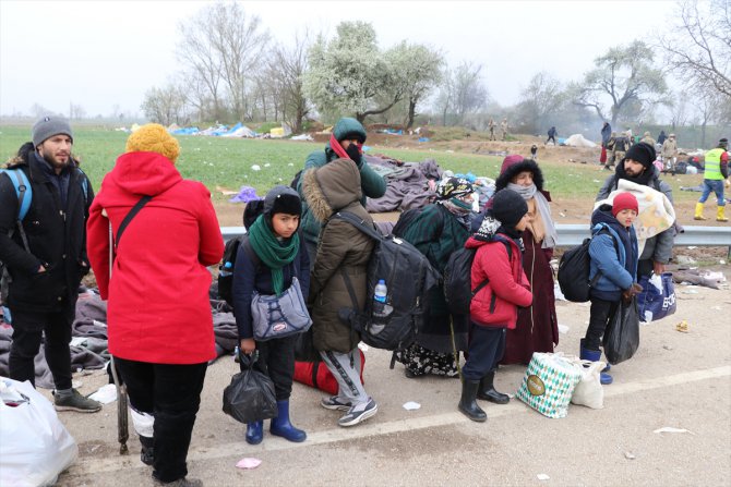 Yunanistan sınırındaki sığınmacılar 1 aydır bekledikleri alandan ayrıldılar