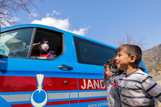 Antalya'da çocukların jandarma ekibine sevgi gösterisi gülümsetti