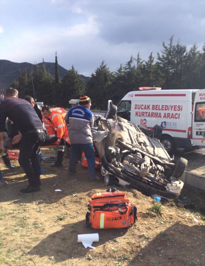 Burdur'da ticari taksi ile otomobil çarpıştı: 1 ölü, 5 yaralı