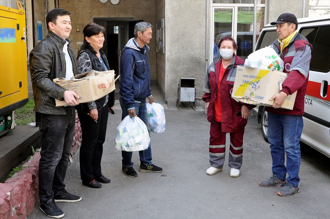 Kırgızistan'da "İyilik Karargahı" gönüllüleri Kovid-19 mağdurları için çalışıyor