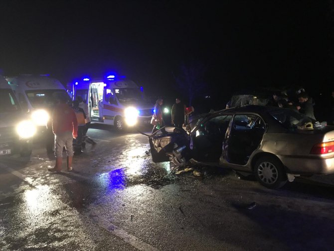Konya'da otomobil ile hafif ticari araç çarpıştı: 4 ölü, 4 yaralı