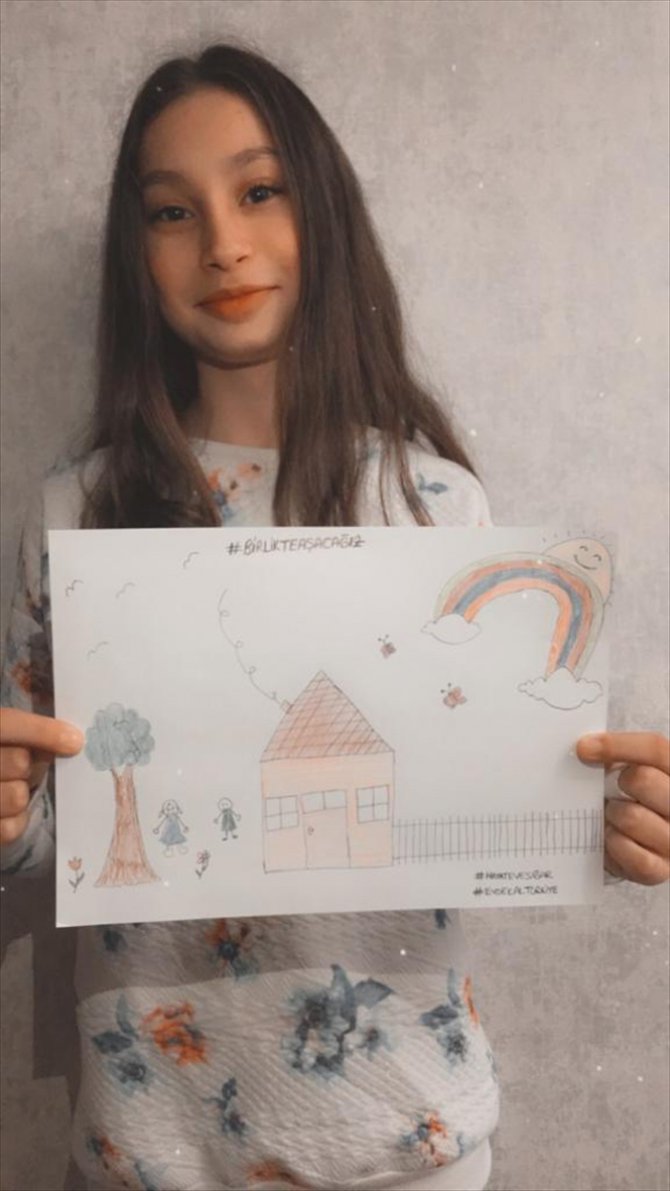 Çocuklar Kovid-19 tedbirlerine destek için aileleriyle çizdikleri resimleri camlara astı