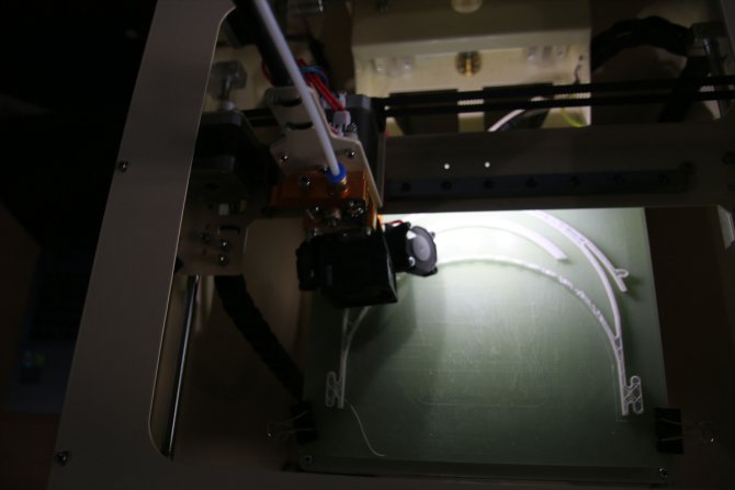 Sivas'ta iki okulda koronavirüse karşı 3D yazıcılarla siperlik üretiliyor