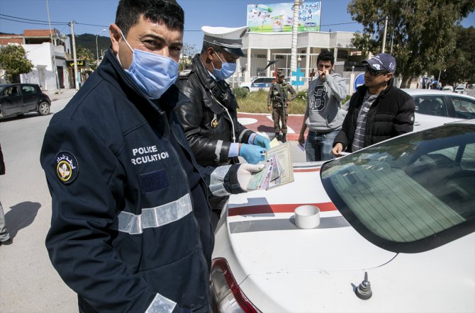 Tunus'ta koronavirüse karşı dezenfekte çalışması